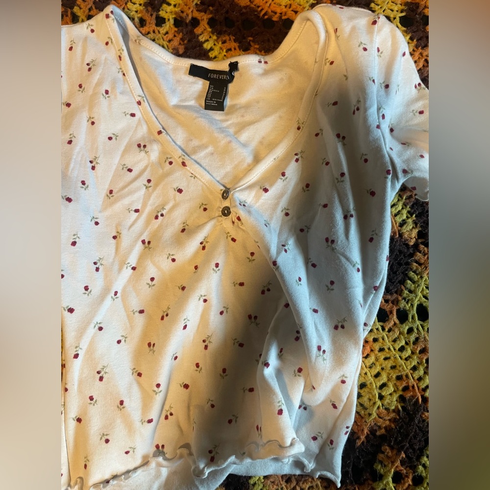 Cropped a white shirt with red roses on it